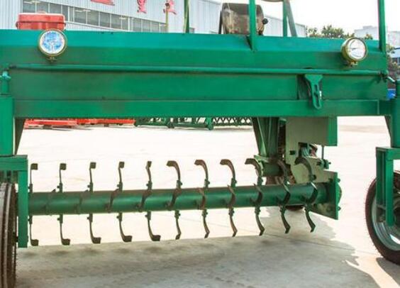 有機肥生產線翻拋設備實拍