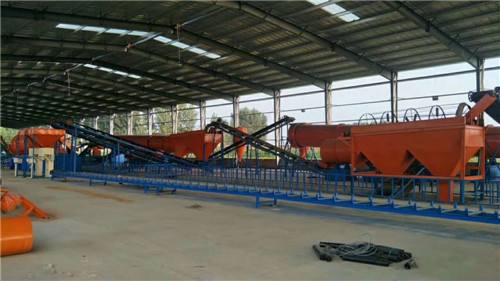 年產(chǎn)1萬噸的豬糞有機(jī)肥生產(chǎn)線需要配套哪些設(shè)備？